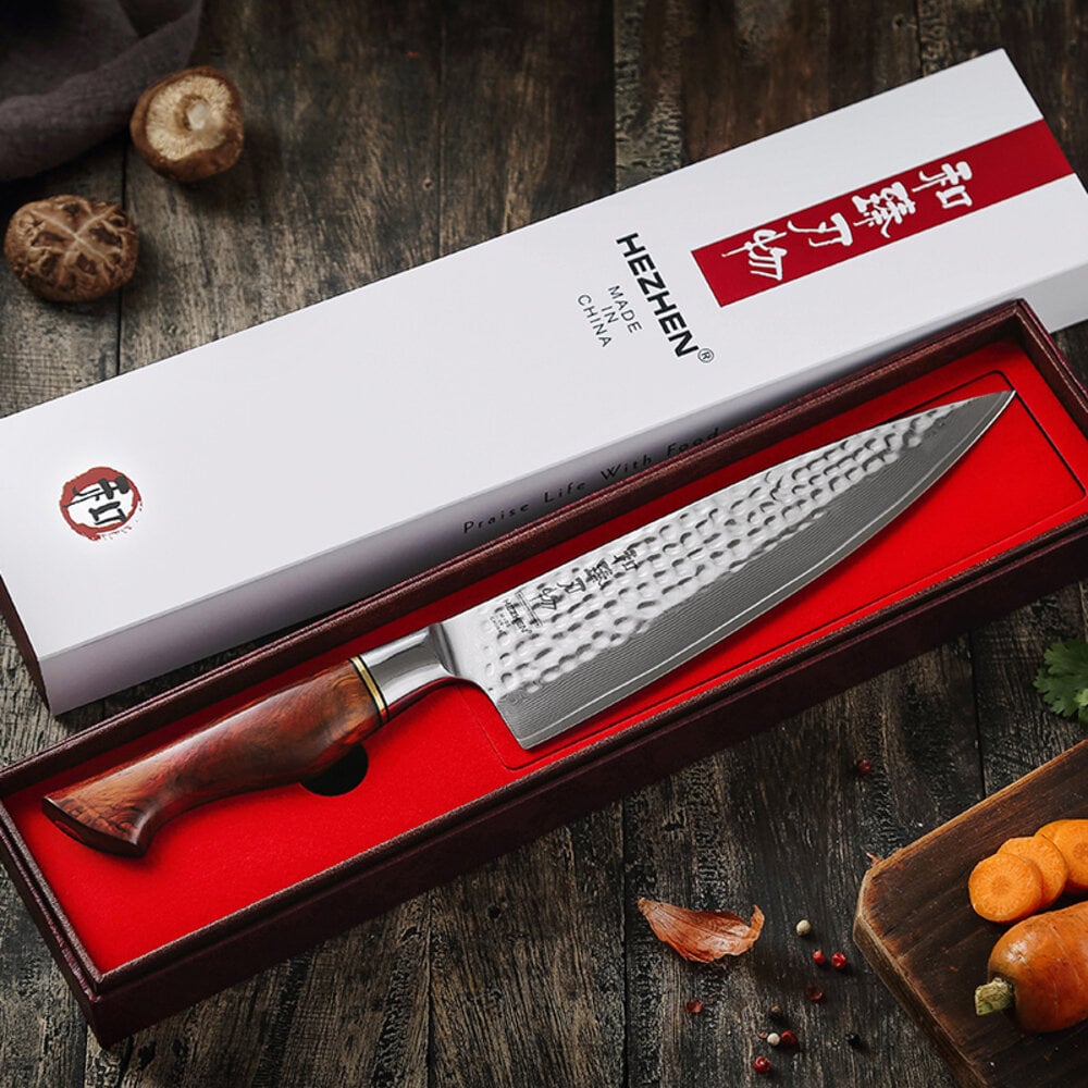 Close-up van XinZuo Hezhen B30R Master Series mes(sen) met 73-laags gehamerd Damascus en golvend patroon, 15° snede, rozenhouten handvat en premium afwerking.