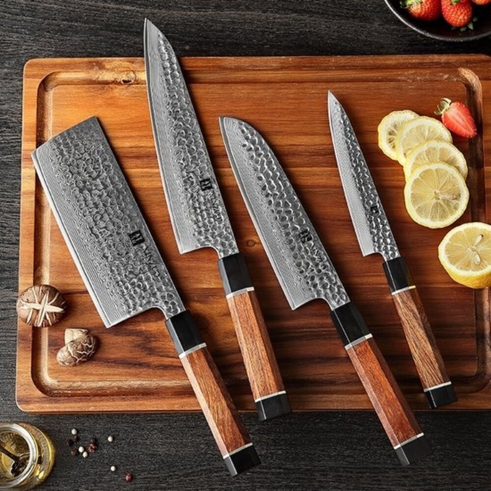 XinZuo PM8 Zhen mes(sen) met 67-laags gehamerd Damascus lemmet, 10Cr15CoMoV kern (~60 HRC) en luxe handgreep van Noord‑Amerikaans woestijnijzerhout met zwarte buffelhoorn; subtiel hamerslagpatroon en rijke houttekening.