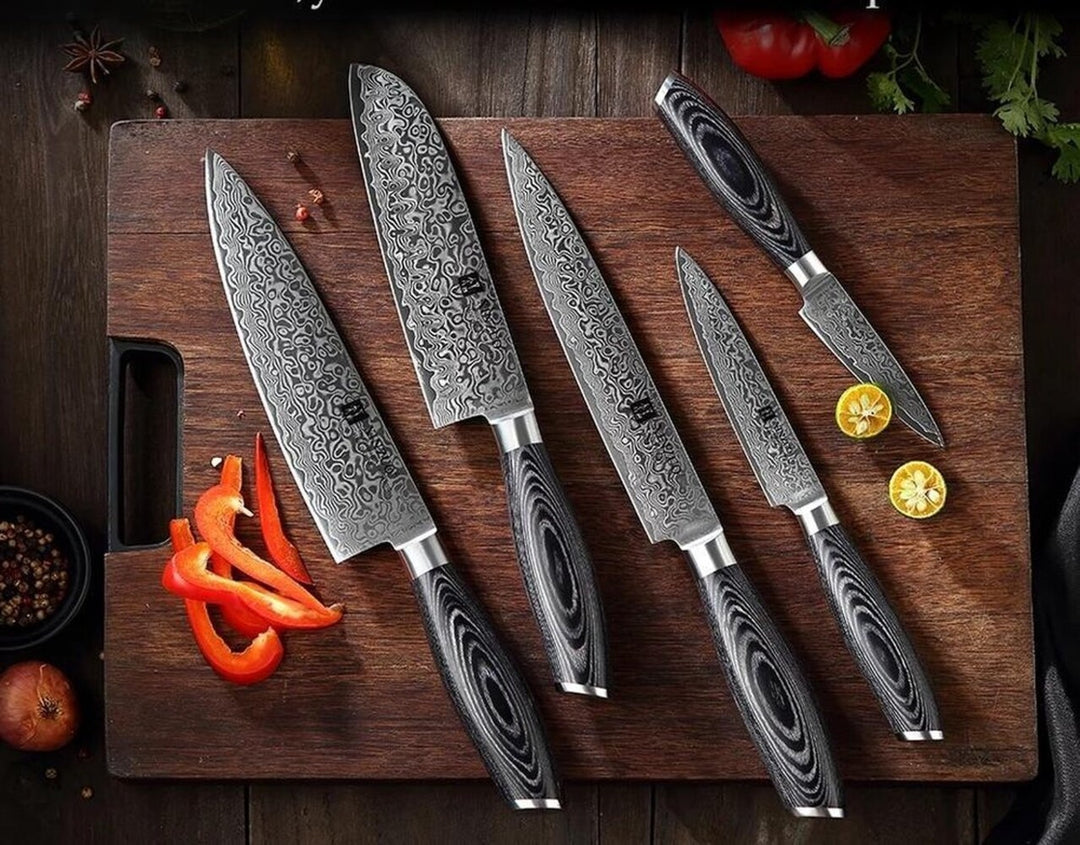 XinZuo B20 Ya Series keukenmes(sen) met 67-laags Damascuspatroon en pakkahouten handgreep; hoogwaardige afwerking, kern van 10Cr15CoMoV, circa HRC 60, elegant en professioneel design.
