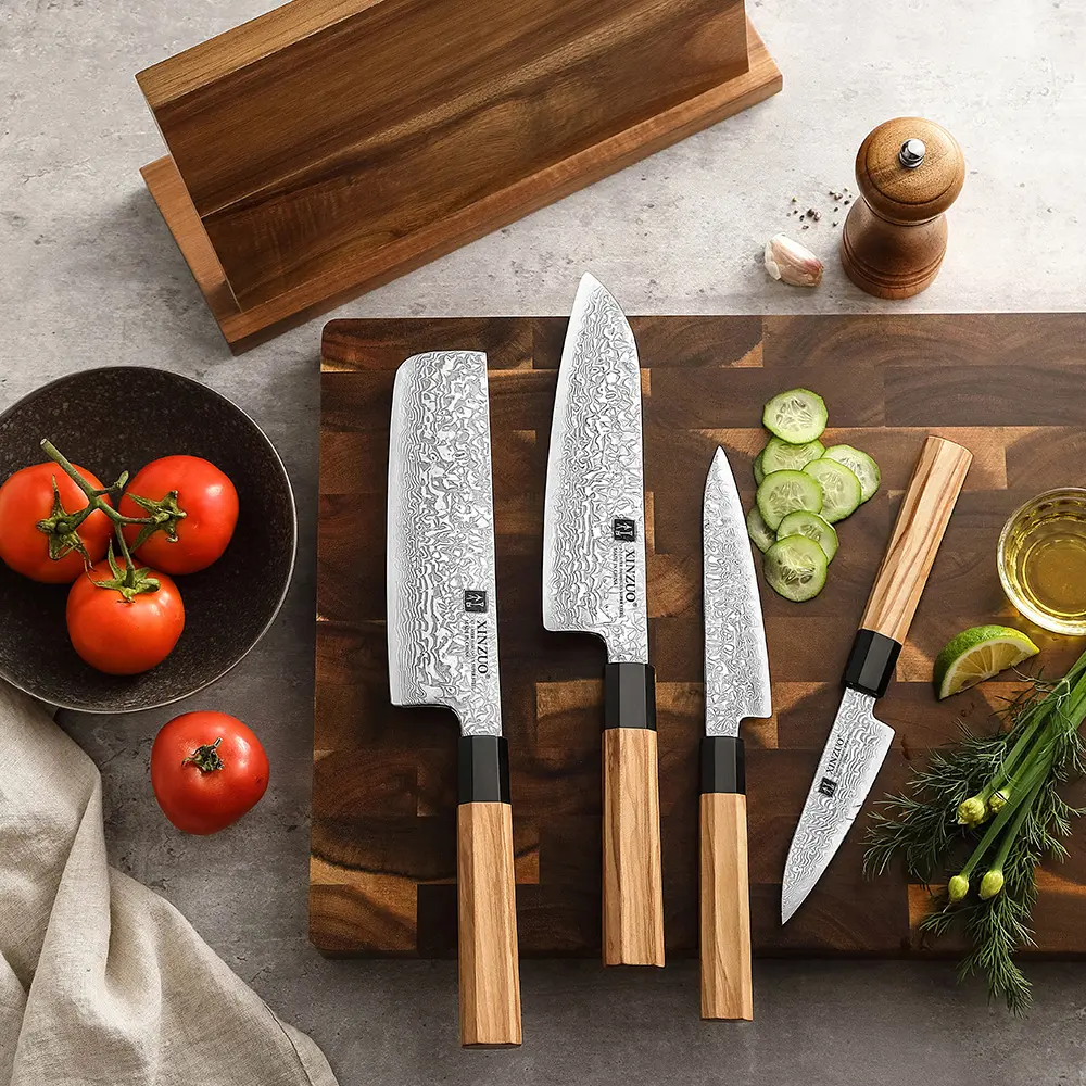 XinZuo PM8O Zhen Series keukenmes(sen) met 67-laags Damascus patroon, olijfhouten handgreep en zwarte buffelhoorn bolster; slanke 15° snede en premium, professionele uitstraling.