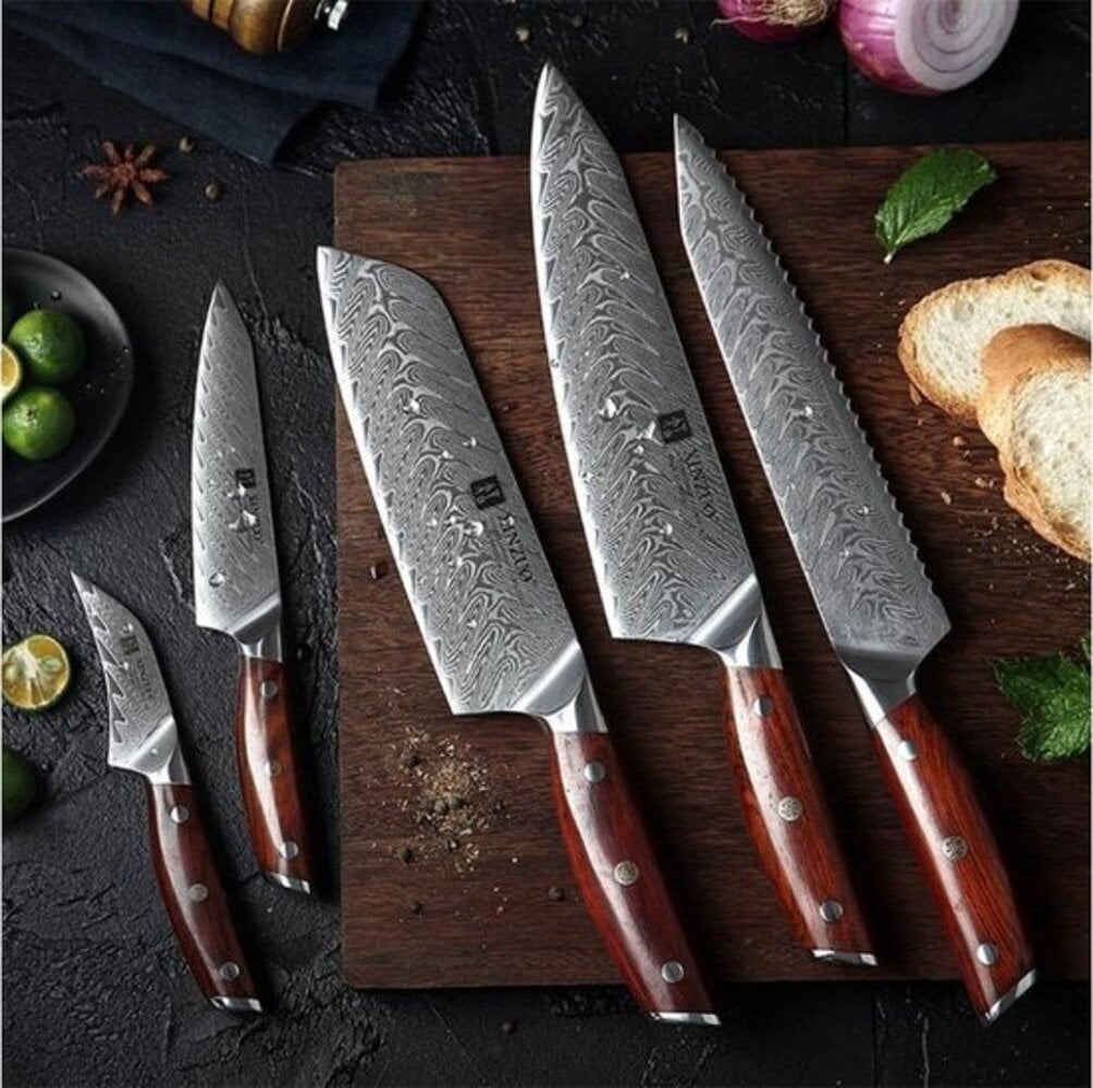 XinZuo B27 Yi Series keukenmes(sen) met 67-laags Damascus lemmet, 10Cr15CoMoV kern (~60 HRC) en warme rozenhouten handgreep; elegant patroon en premium afwerking, gefotografeerd op keukensetting.