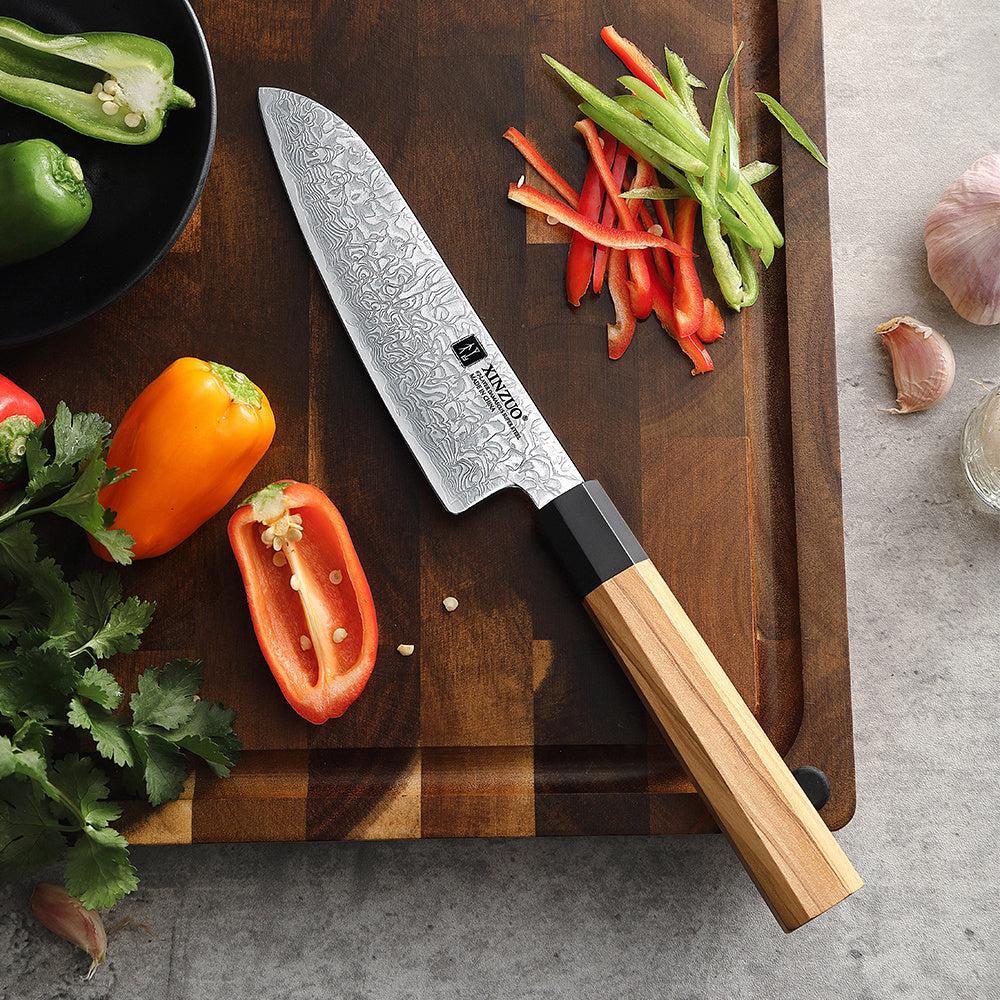 XinZuo PM8O Zhen santokumes op snijplank met paprika en lente-ui