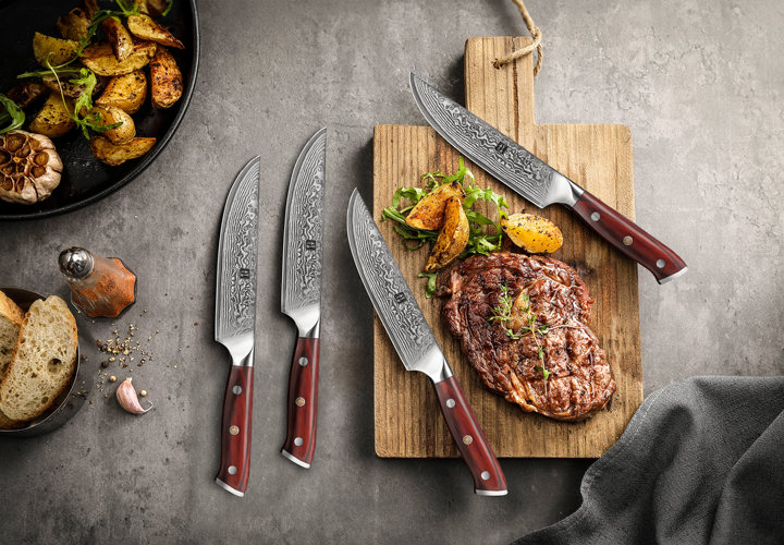 XinZuo B13R Yu steakmessenset met vlees en aardappelen op een plank