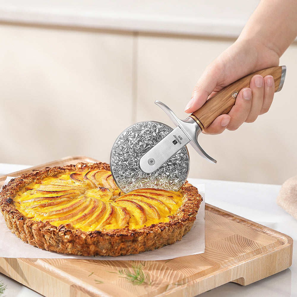 B37 Lan pizzasnijder snijdt door een taart op een plank