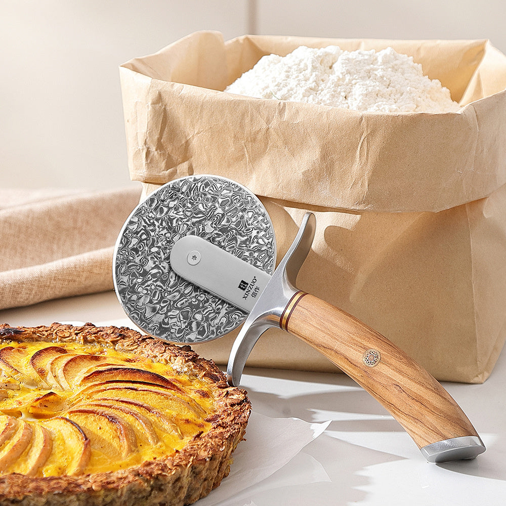 B37 Lan pizzasnijder voor een taart met bloemzak op de achtergrond
