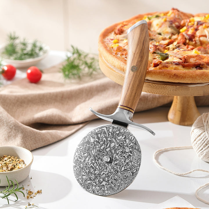 B37 Lan pizzasnijder voor een pizza op een serveerplateau
