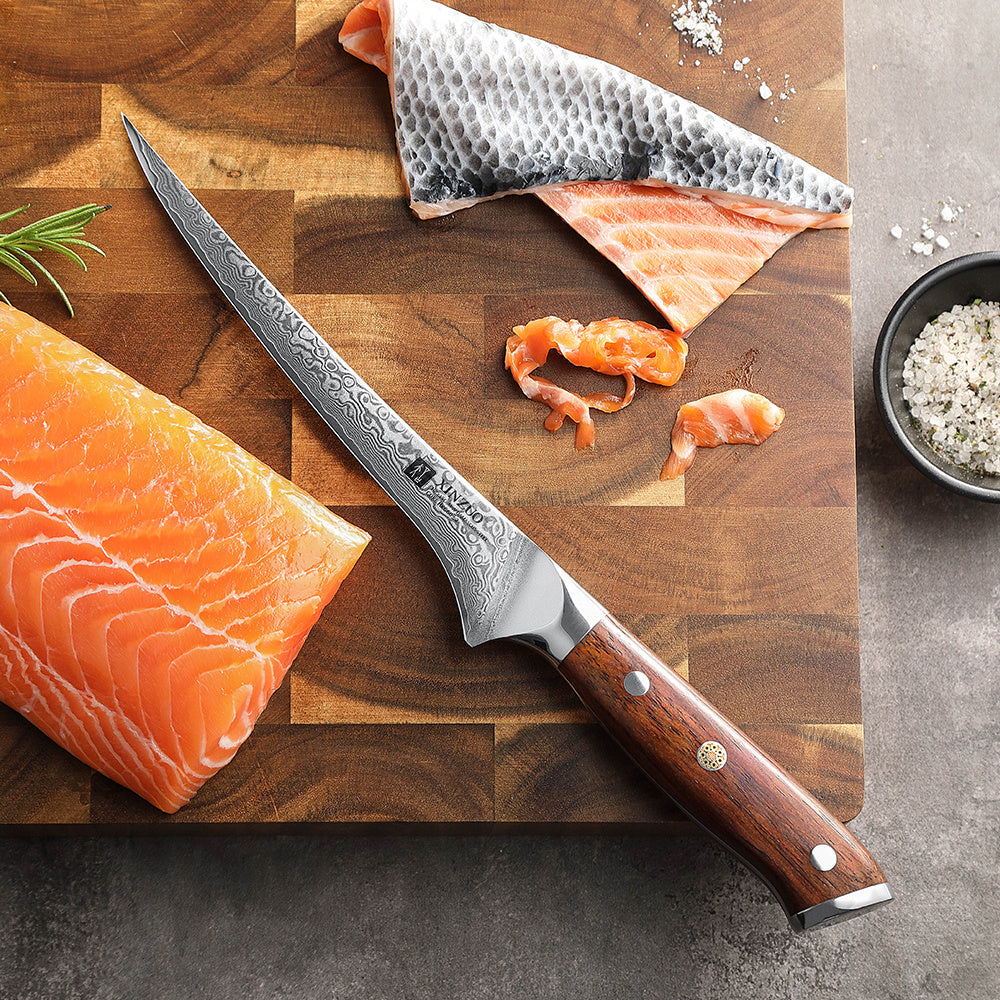 B13R Yu fileermes naast zalm op houten plank
