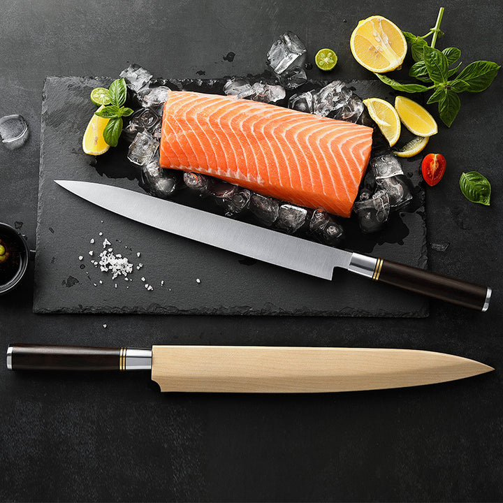XinZuo SE He sashimi mes naast schede met zalm en ijs