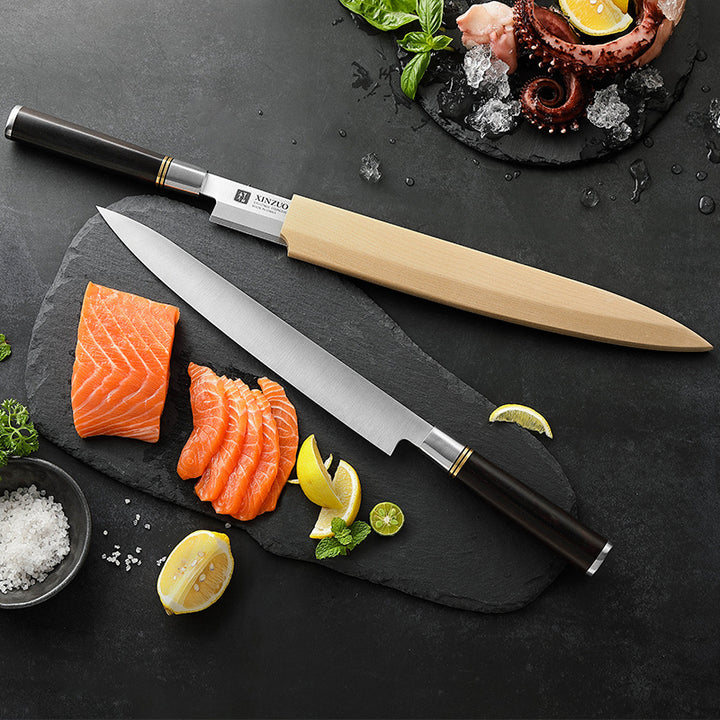 SE He sashimi mes met zalm en citroen op zwarte steen