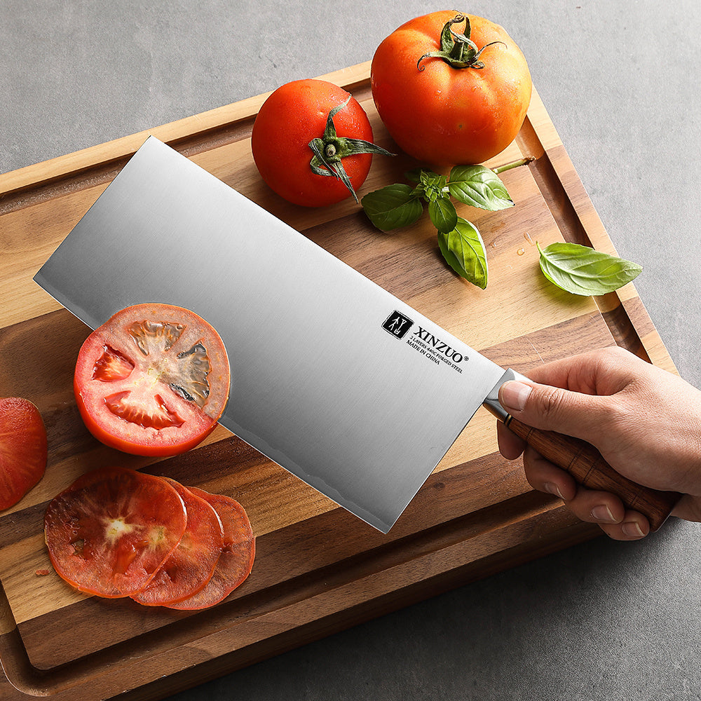 X07 Fu Chinese cleaver boven snijplank met tomaten en basilicum