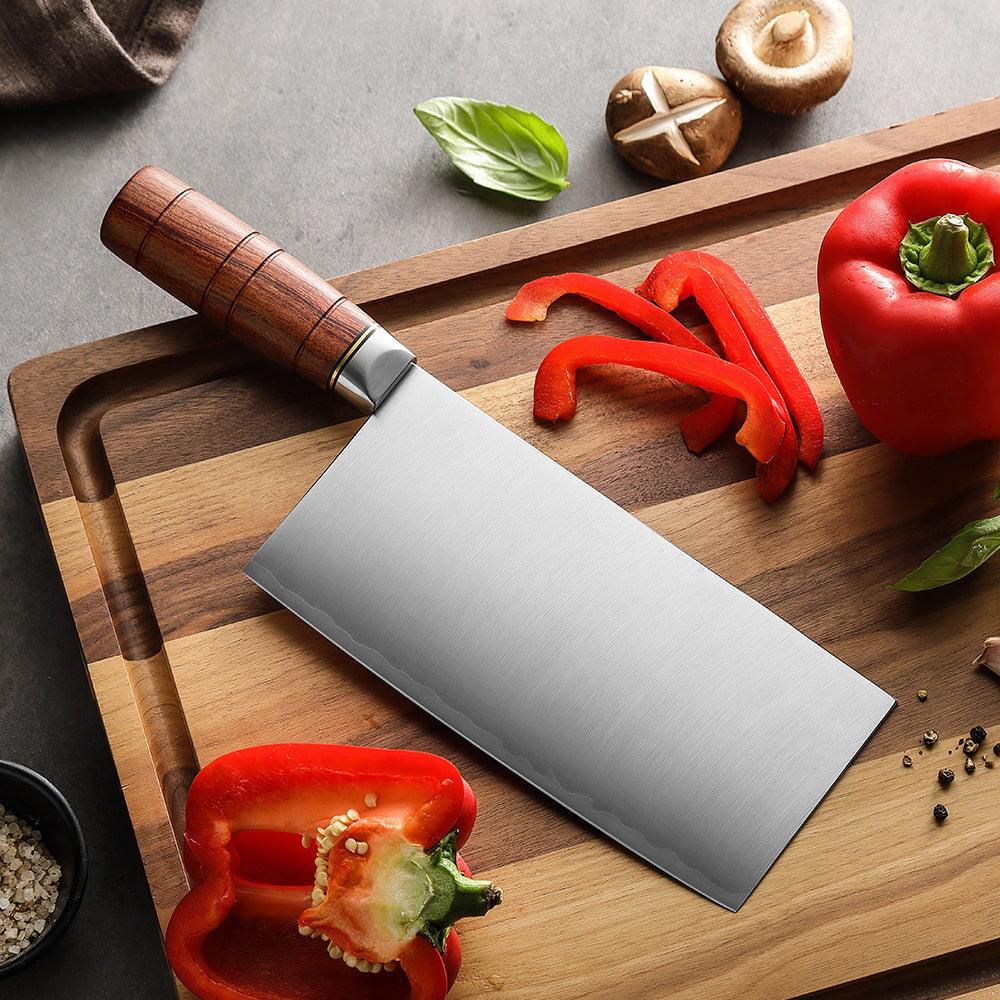 X07 Fu Chinese cleaver op plank met paprika en champignons