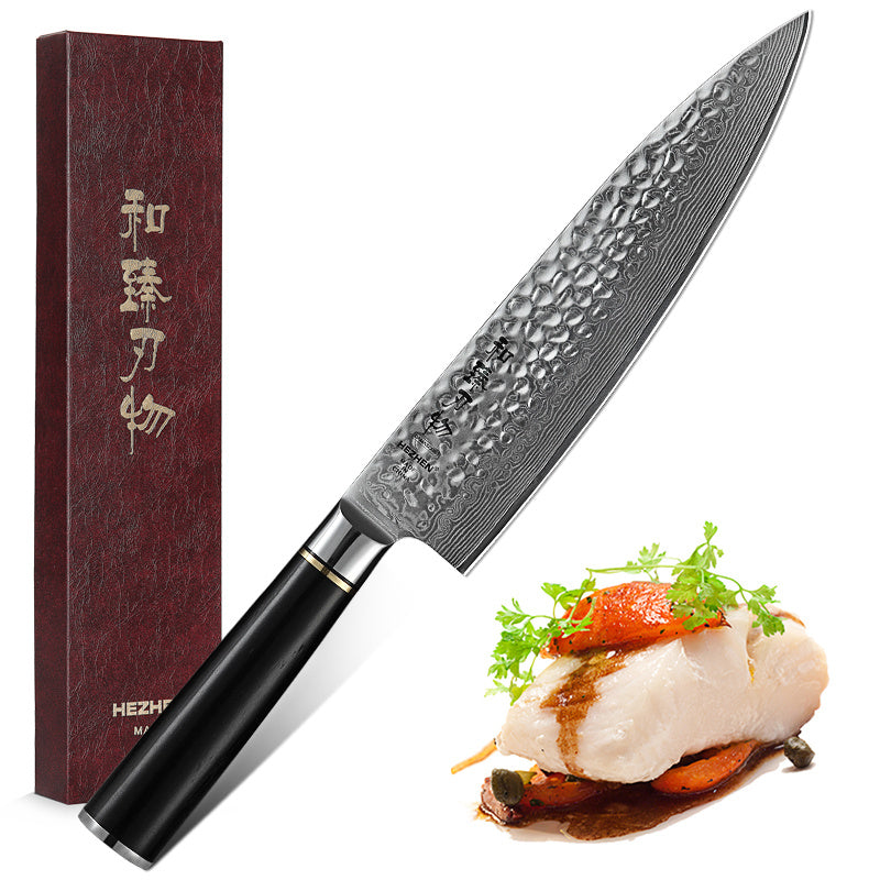 Hezhen B1Z Classic koksmes naast gerecht met vis en groenten