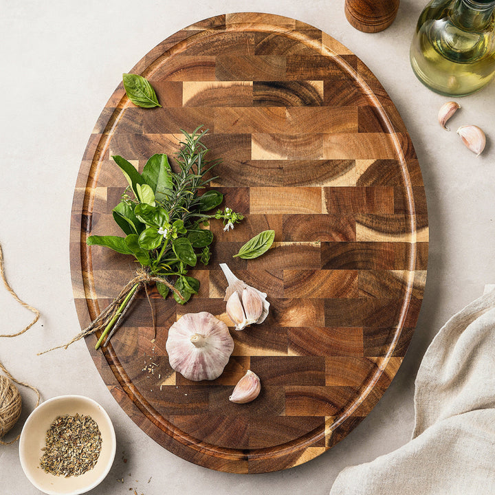 Acacia snijplank met kruiden en knoflook erop