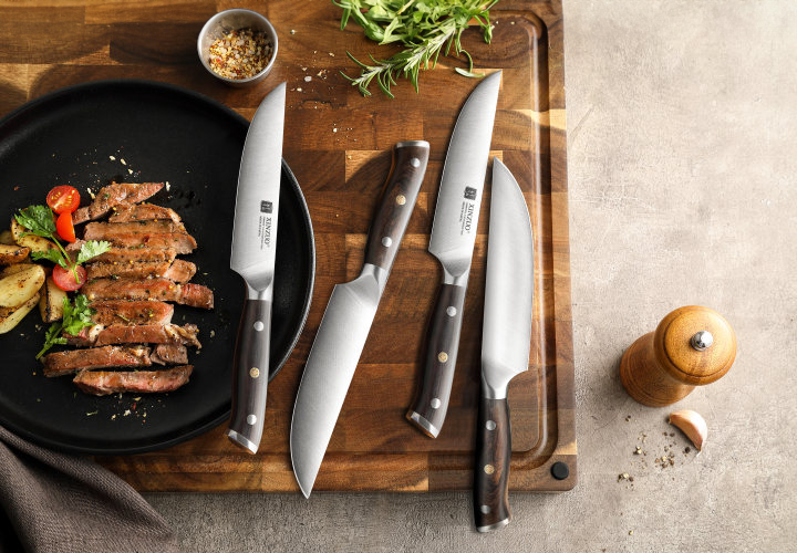 XinZuo B13S Yu steakmessenset op plank met steak en garnituur