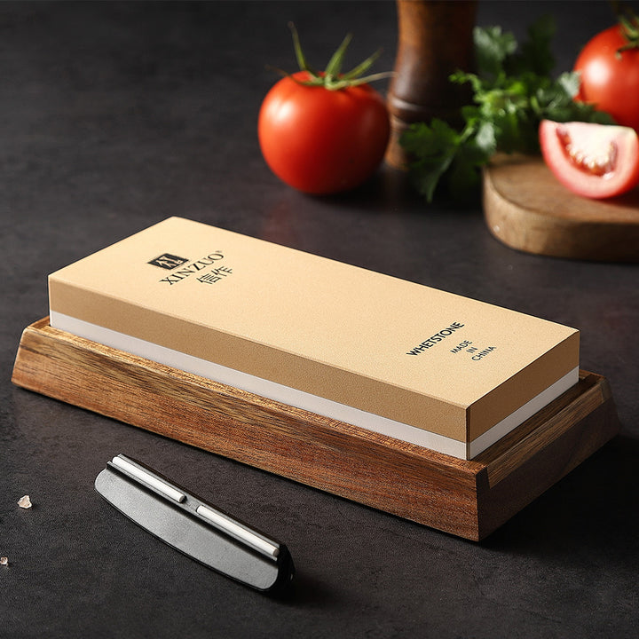 Slijpsteen 1000/5000 set in doos met tomaten op de achtergrond