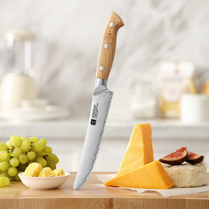 X02O Pin kaasmes tussen kaas en fruit op een keukenblad