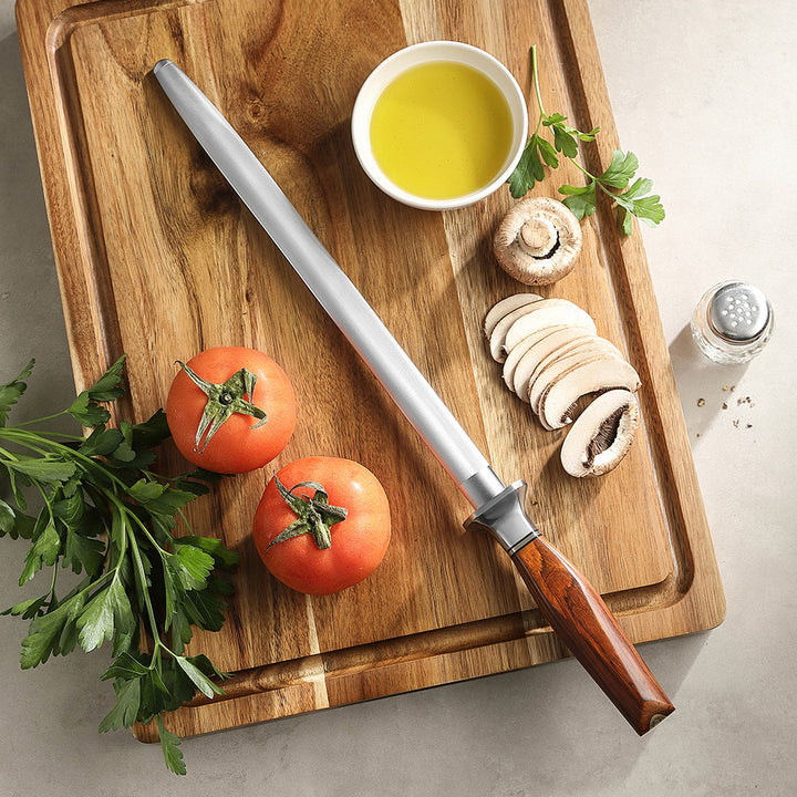 XinZuo Xing aanzetstaal op snijplank met tomaten en champignons