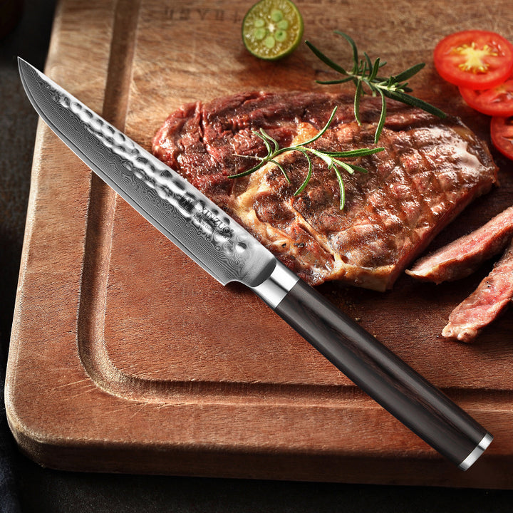 B1H He steakmes op plank met vlees en kruiden