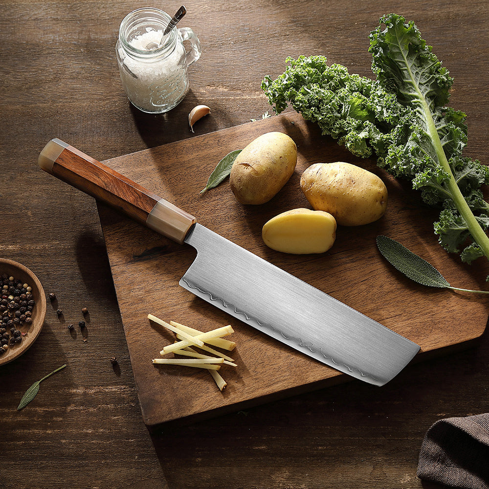 X05Z Zhen nakiri mes naast gember en aardappelen op een snijplank
