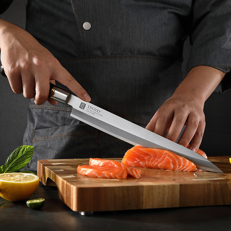 SE He sashimi mes snijdt zalm op houten plank