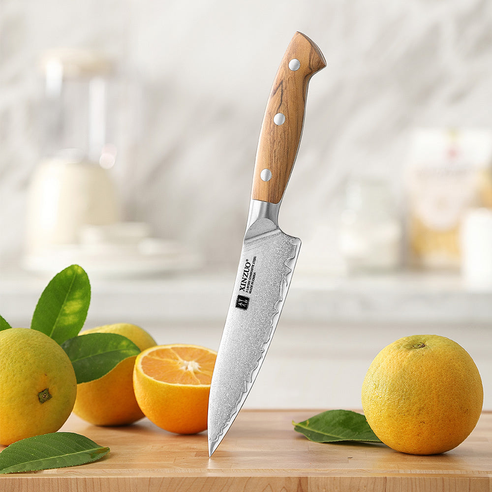 X02O Pin groentemes op snijplank met citrusvruchten in keuken
