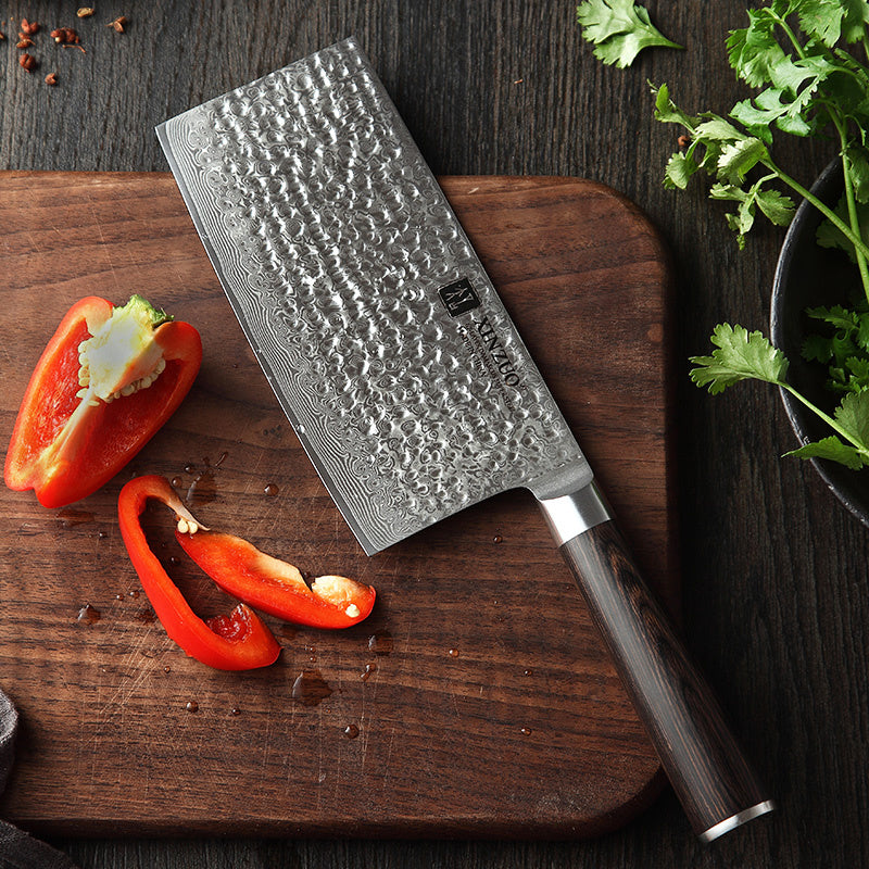 B1H He cleaver op plank met paprika en kruiden