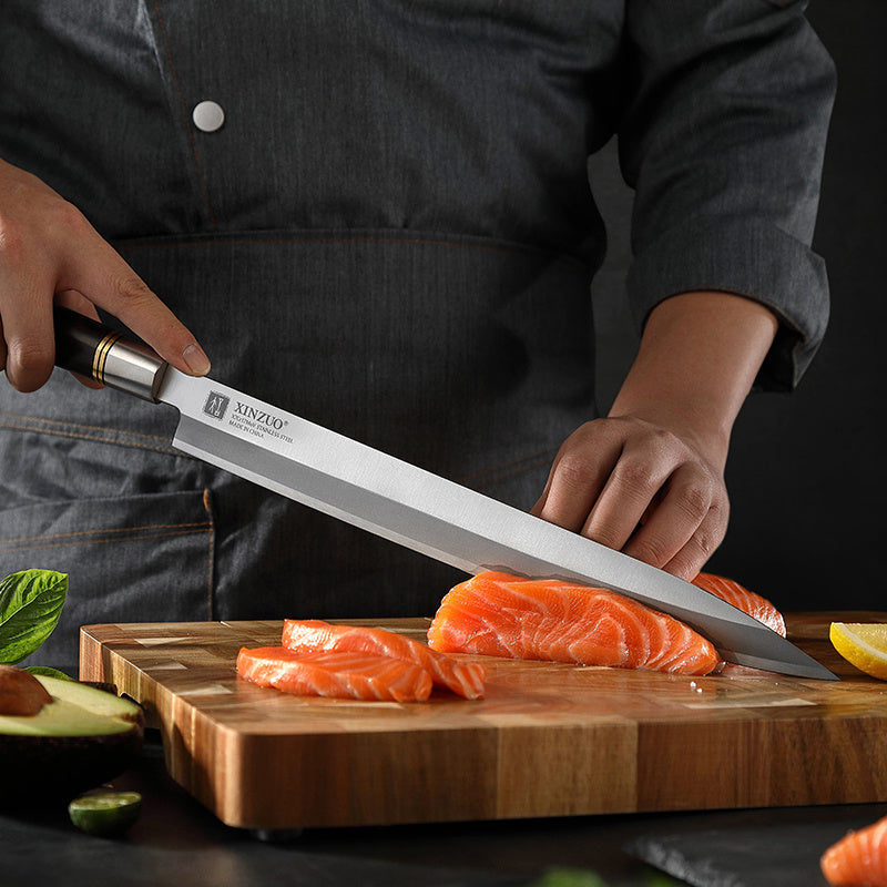 SE He sashimi mes snijdt vis op houten snijplank