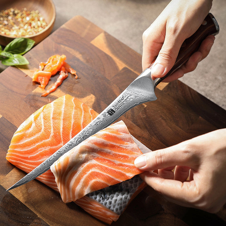 B13R Yu fileermes fileert een stuk zalm
