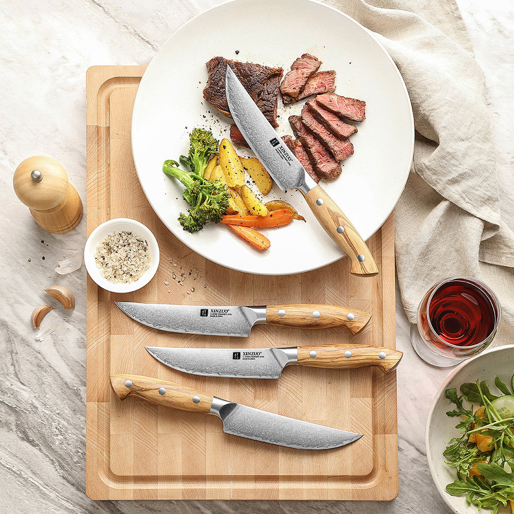 X02O Pin steakmessenset op snijplank met steak en groenten