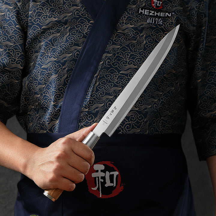 Hezhen SO He sashimi mes in de hand in keukenomgeving