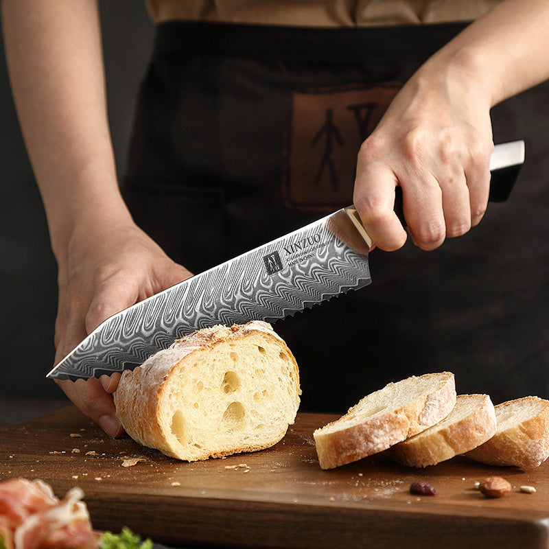 XinZuo B32 Feng broodmes snijdt door brood op een plank