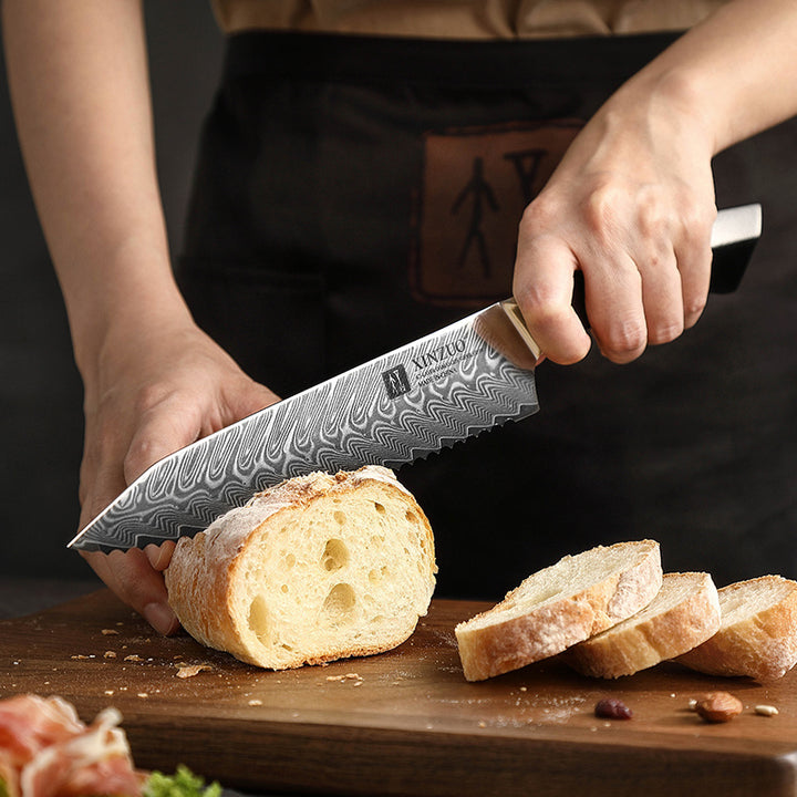 XinZuo B32 Feng broodmes snijdt door brood op een plank