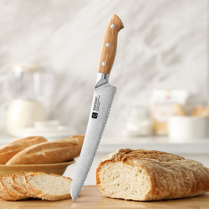 XinZuo X02O Pin broodmes naast gesneden brood op snijplank