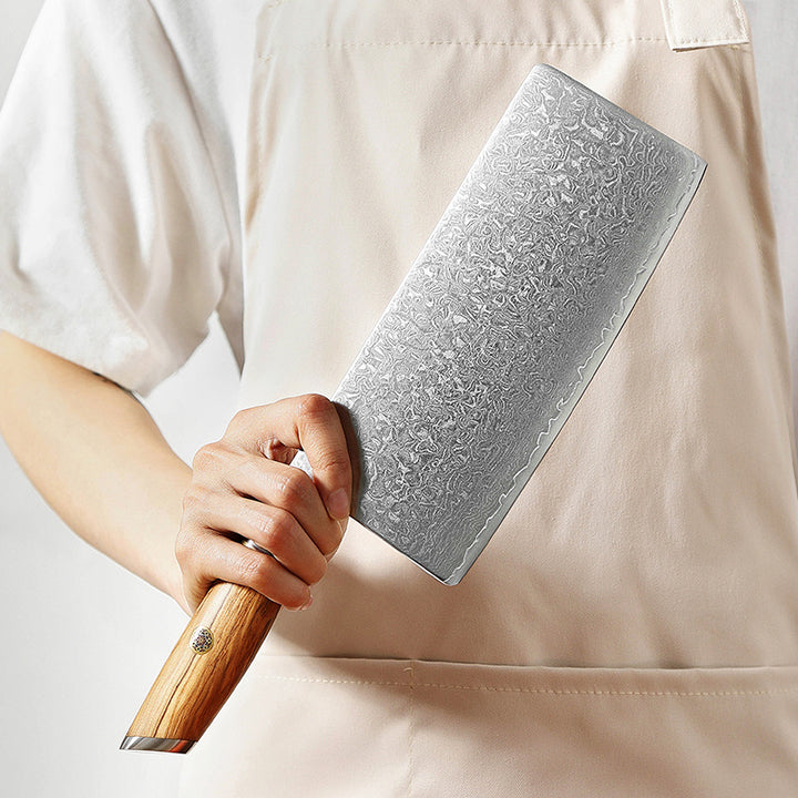 XinZuo B37 Lan Chinese cleaver vastgehouden door persoon in schort