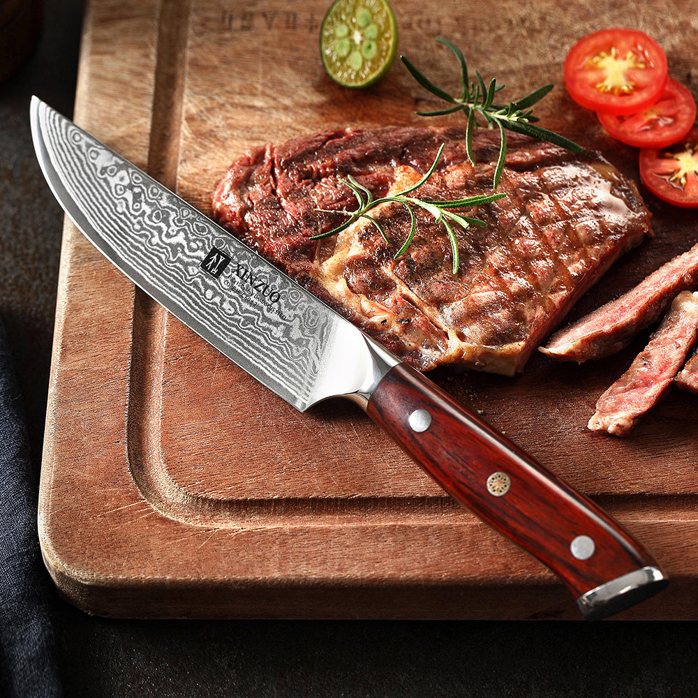B13R Yu steakmes naast gegrild vlees en tomaat