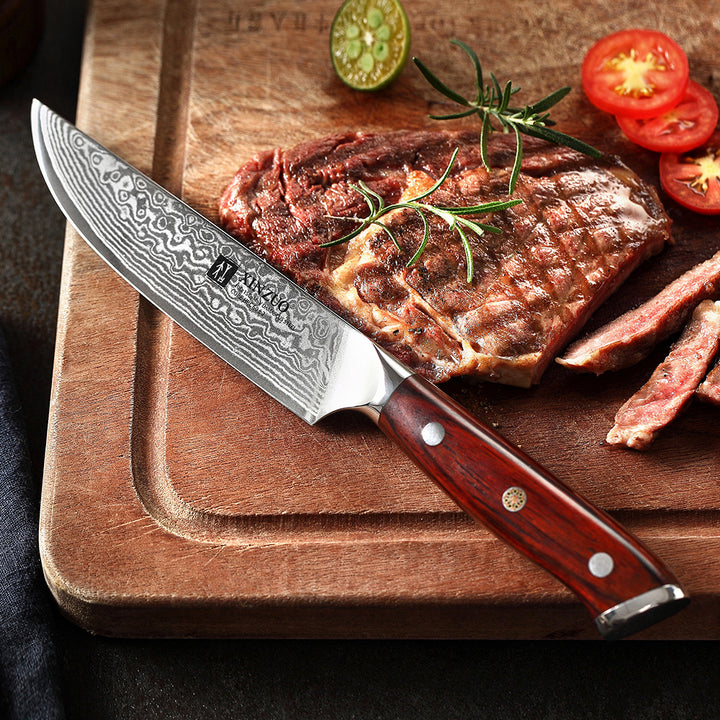 B13R Yu steakmes naast gegrild vlees en tomaat