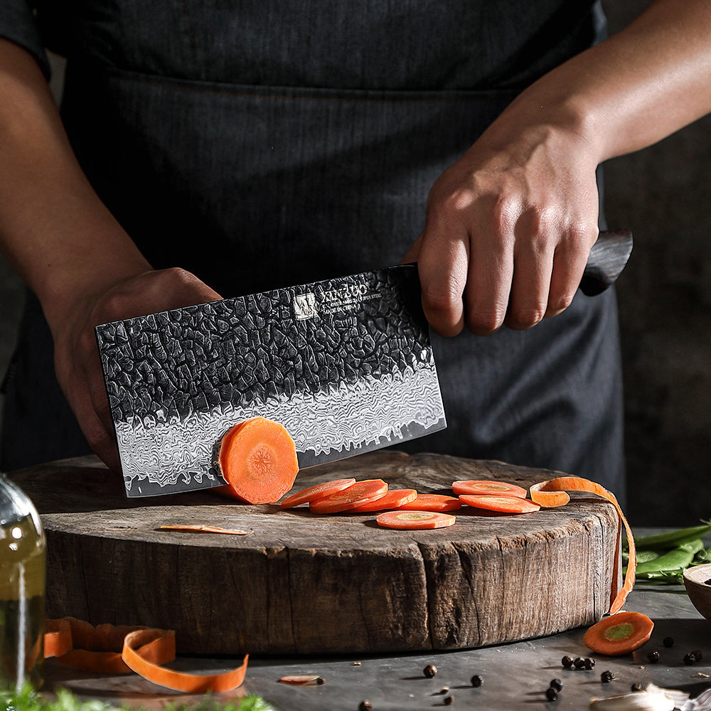 X06 Mo cleaver snijdt een wortel op houten plank