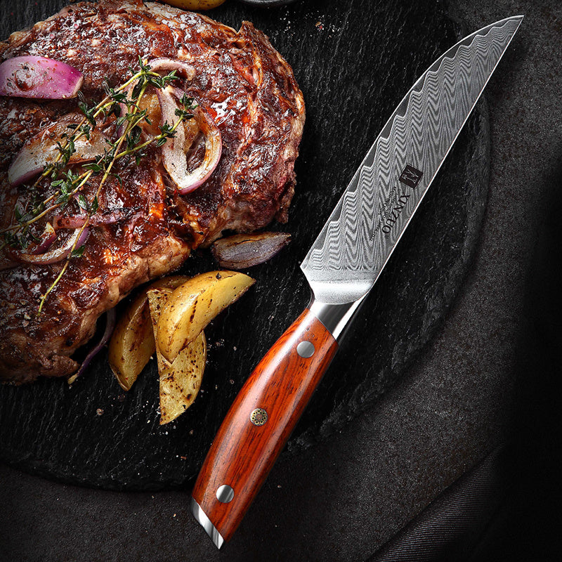 XinZuo B27 Yi steakmes naast gegrild vlees en bijgerechten