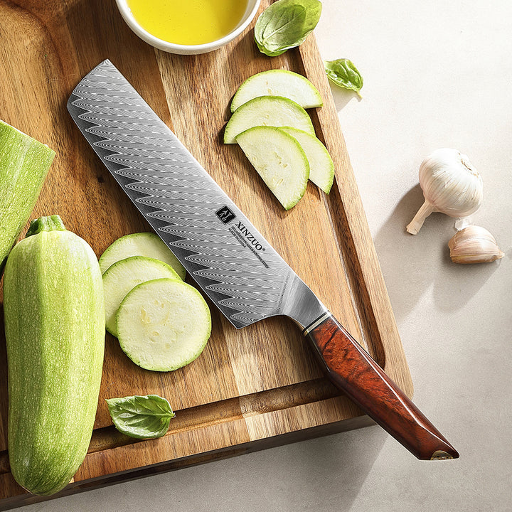 X03 Xing nakiri mes op plank met courgette en knoflook