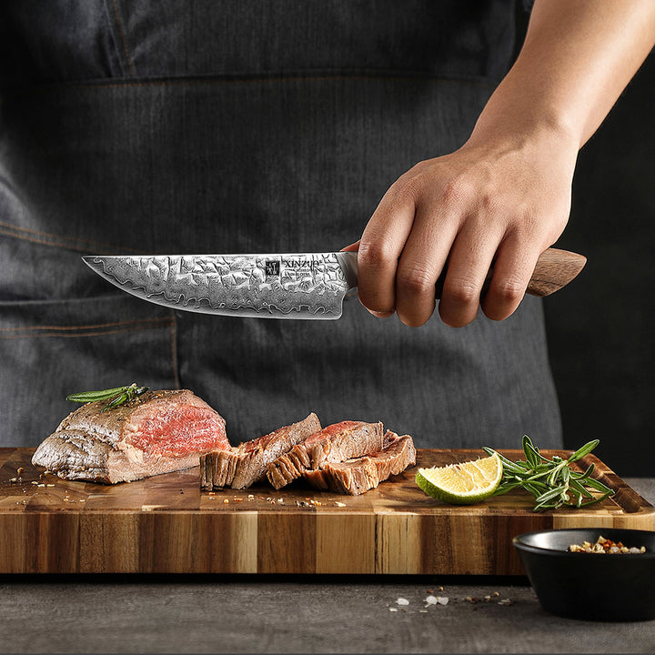 XinZuo B46W Jiang steakmes snijdt vlees op plank met kruiden