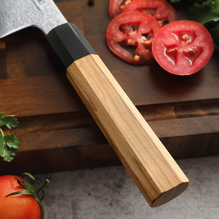 Houten handvat van het XinZuo PM8O Zhen schilmes met tomaten op de achtergrond