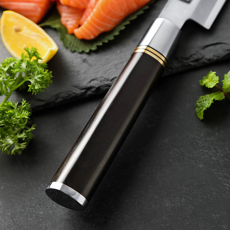 Handvat van het XinZuo SE He sashimi mes met zalm op de achtergrond