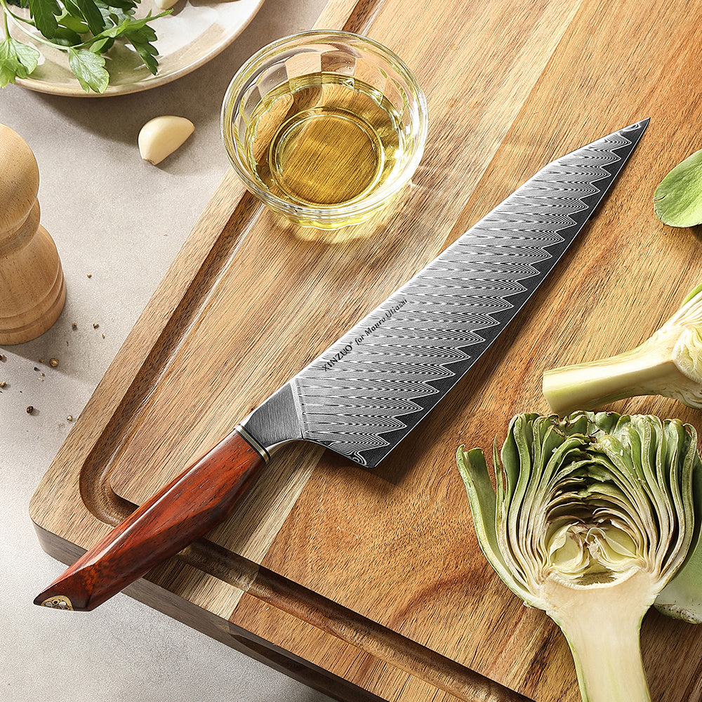 XinZuo X03 Xing koksmes met knoflook en artisjokken op een plank