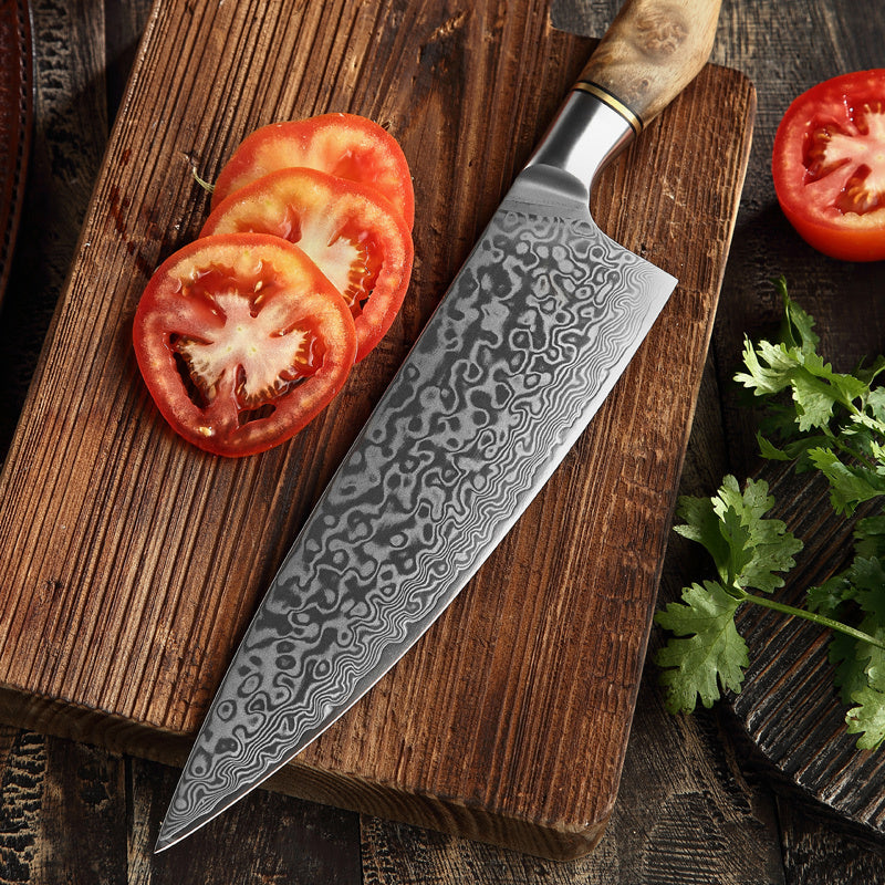 Hezhen B30 Master koksmes op plank met tomaten en koriander