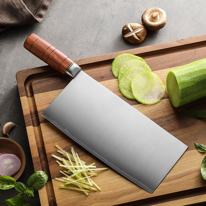 X07 Fu Chinese cleaver op plank met gesneden groenten en kruiden