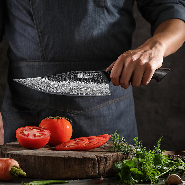 X06 Mo koksmes snijdt tomaten