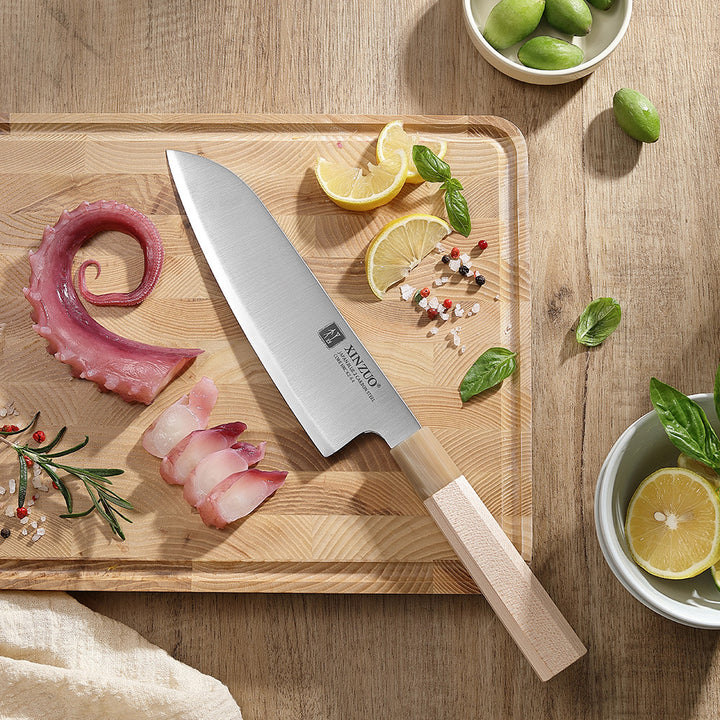 PM8M Zhen santokumes met octopus en citroen op snijplank
