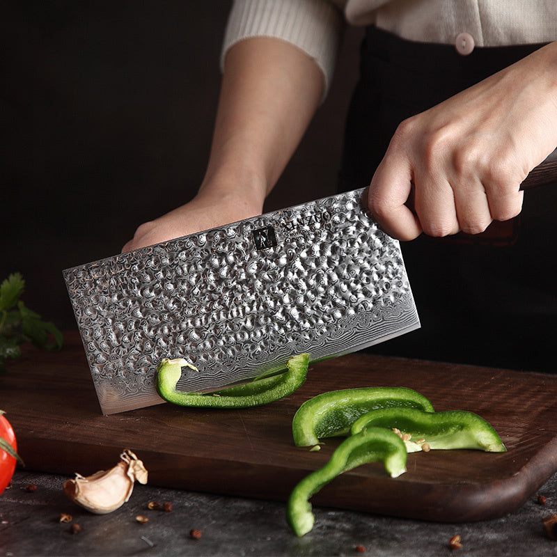 B1H He cleaver snijdt groene paprika&