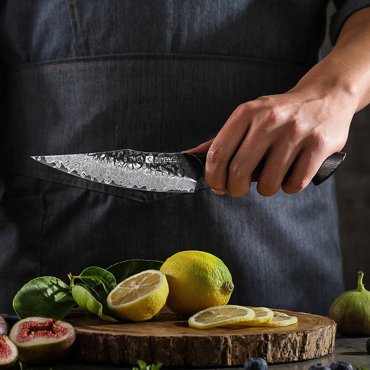 X06 Mo groentemes snijdt fruit op een plank