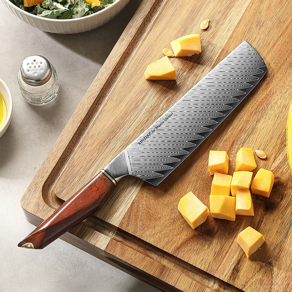 X03 Xing nakiri mes met pompoen op snijplank